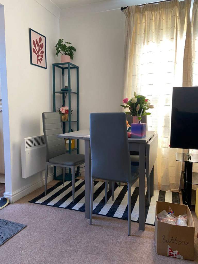 Cosy single room in a female & 1child household