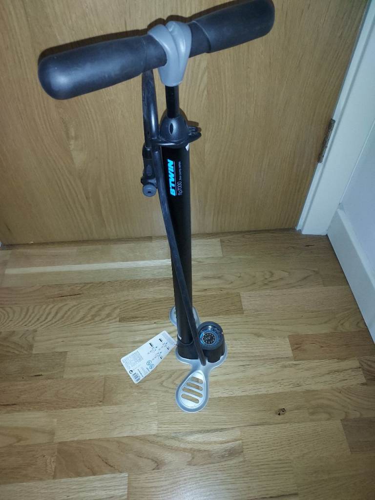 BTWIN 7000 bike floor pump with pressure gauge.
