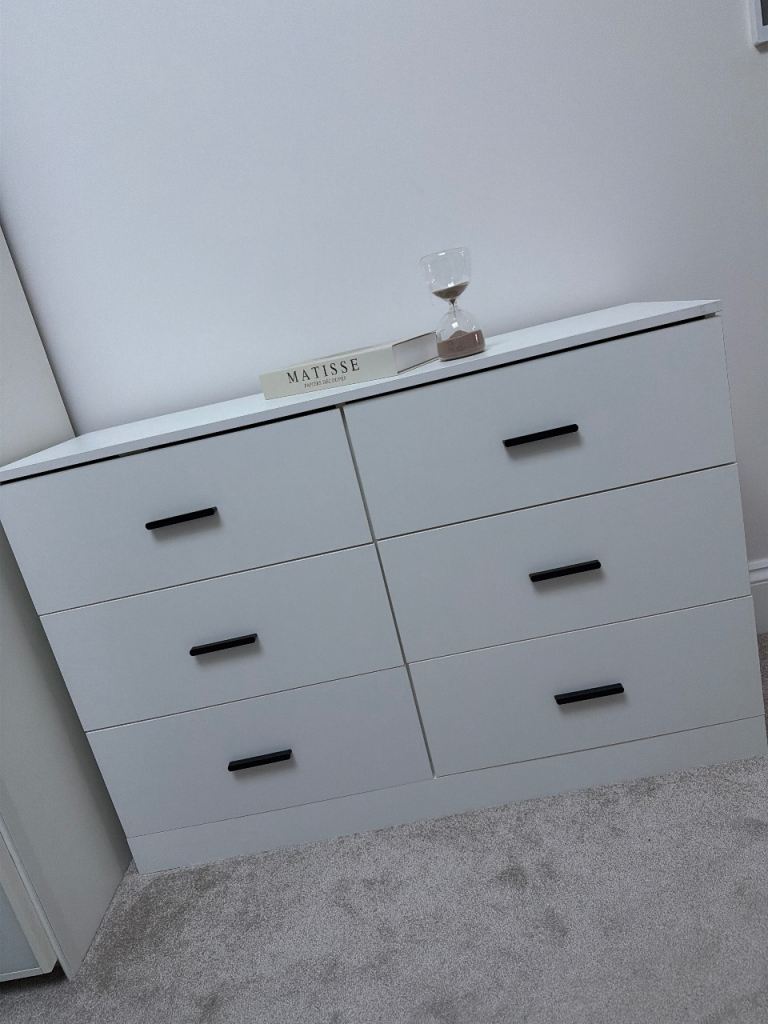 White 6-Drawer Chest of Drawers – Good Condition