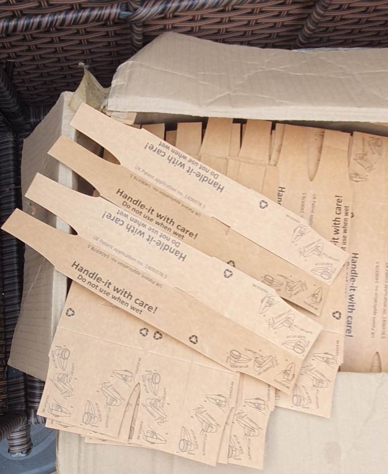 Handle equipped beverage cup carrier 