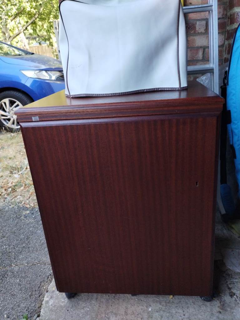 Janome Sewing machine with Wooden Cabinet on Wheels – Good Condition