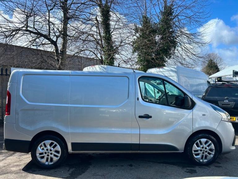 Renault Trafic SL27 SPORT NAV ENERGY DCI NO VAT FSH LOW MILES SUPERB VAN 1 OWNER