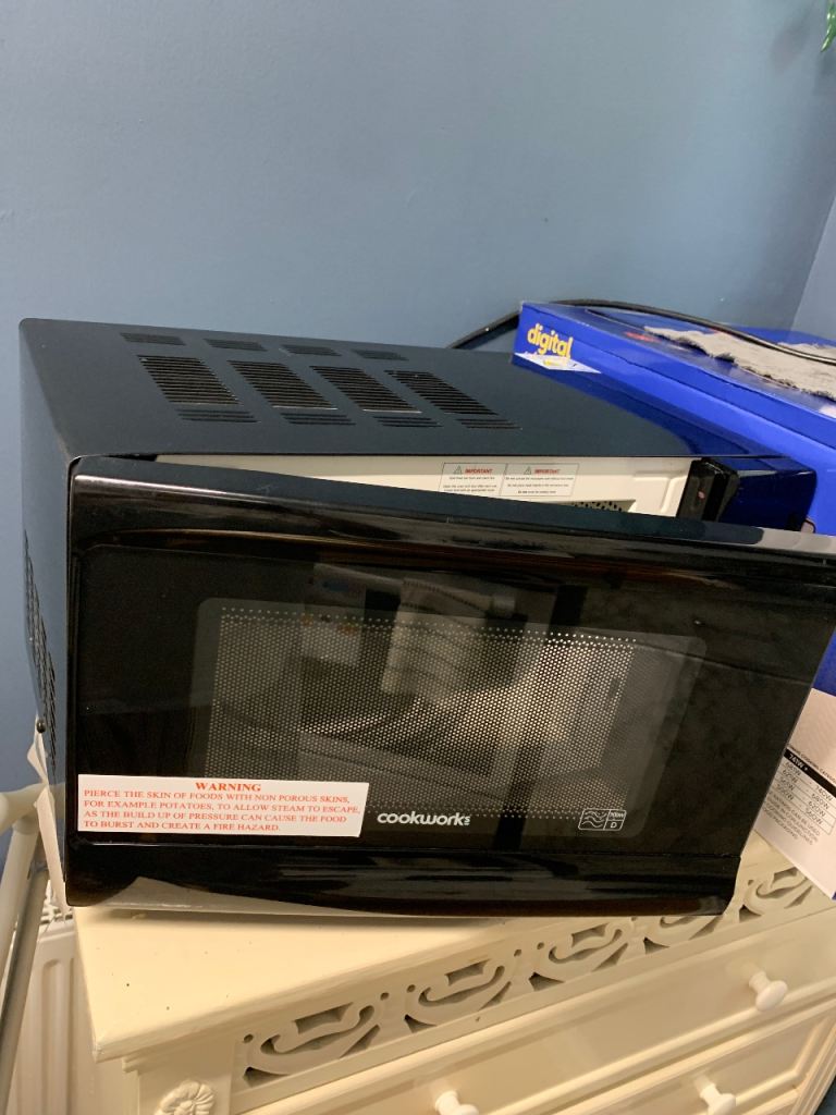 Cookworks Black Microwave Oven 700W – Good Condition