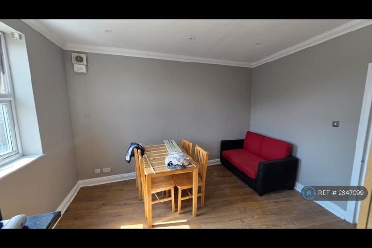 1 bedroom flat in Knowles Hill Crescent, London, SE13 (1 bed) (#2847099)