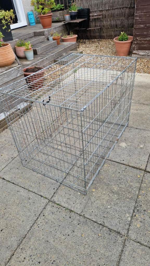 Metal dog crate