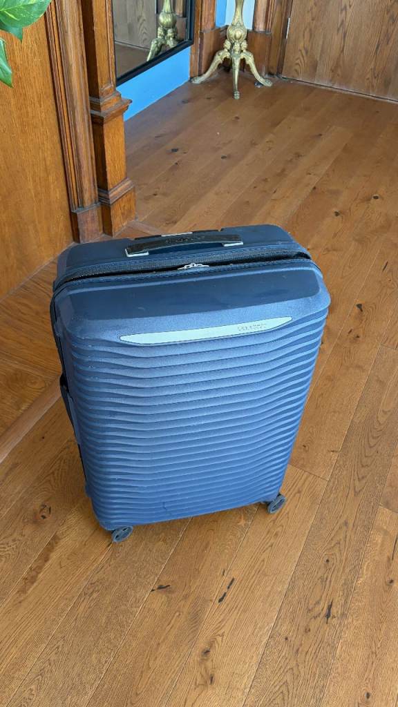 Samsonite Upscape 68cm Blue Hard Shell Expandable Suitcase with Wheels – Good conditions
