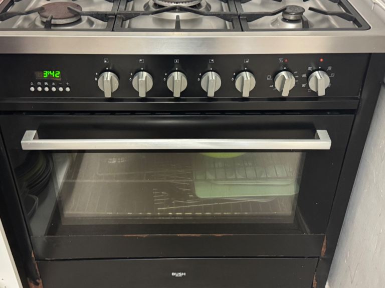 Cooker good condition working find 
