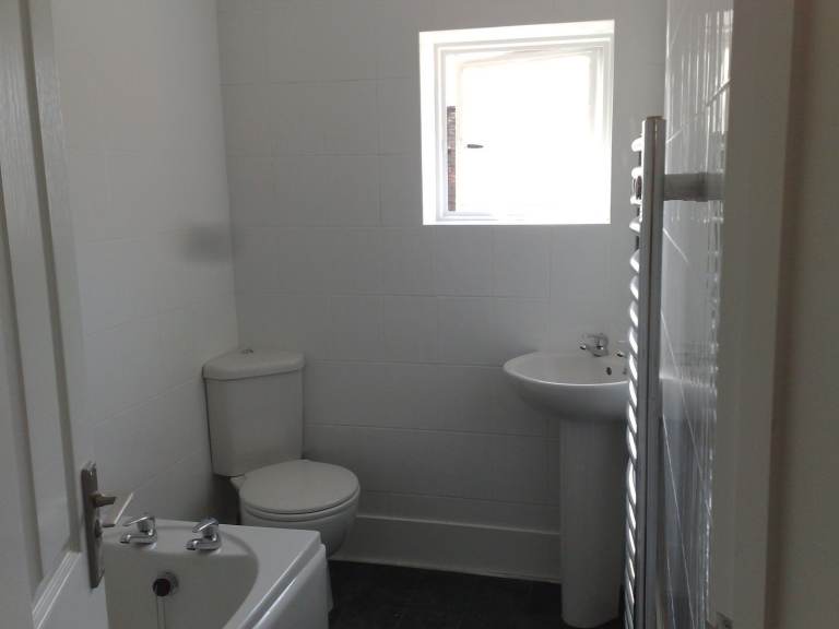 Double Room available to rent in large four bedroom flat in New Street