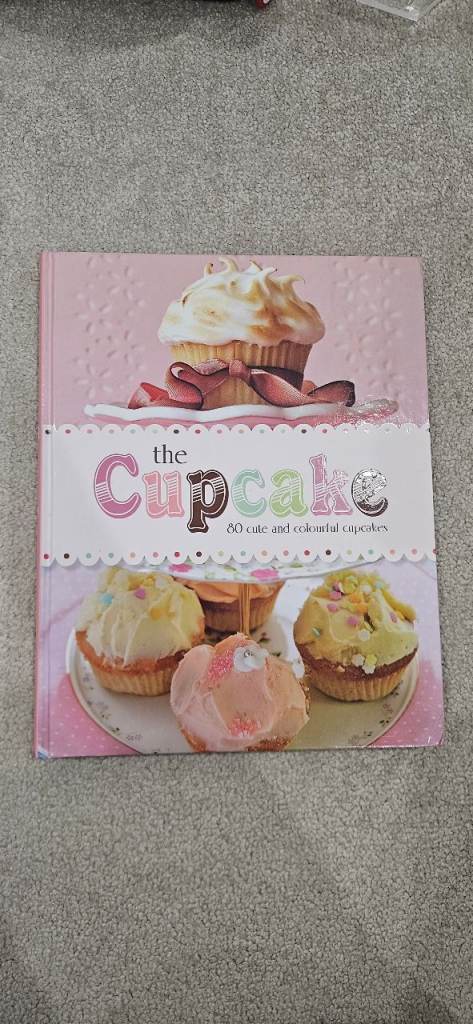 Hardback cupcake recipe book 