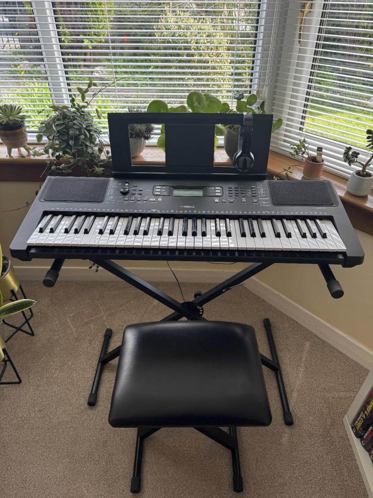 Yamaha PSR-E373 keyboard