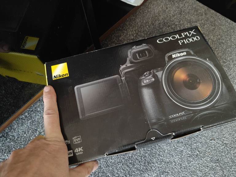 Nikon P1000 + extra battery, charger and a new tripod
