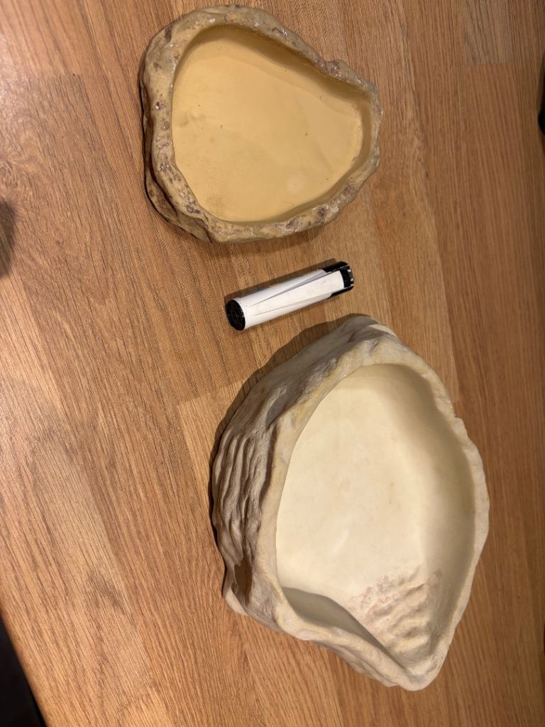 2 exo terra reptile feeding / water dishes. Snake bearded dragon lizard vivarium etc 