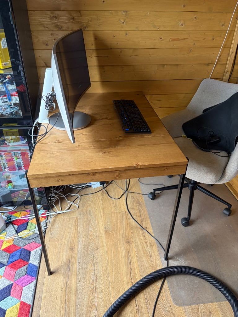 Wall mounted transforming desk