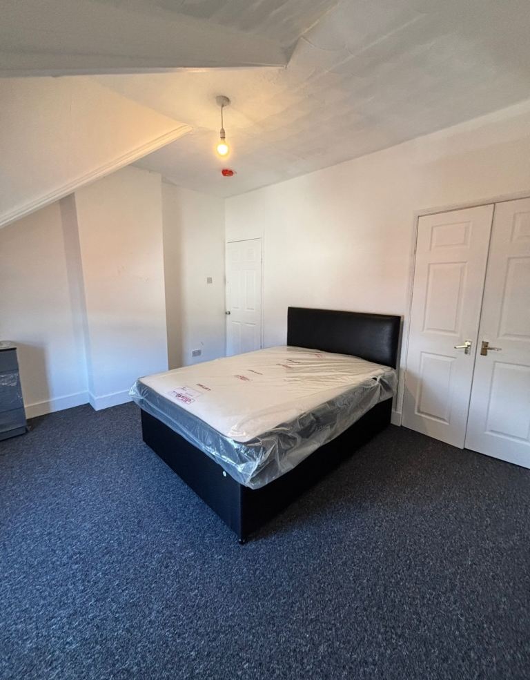 **Large Furnished Double room to rent** 10 mins walk town centre** Bills included**