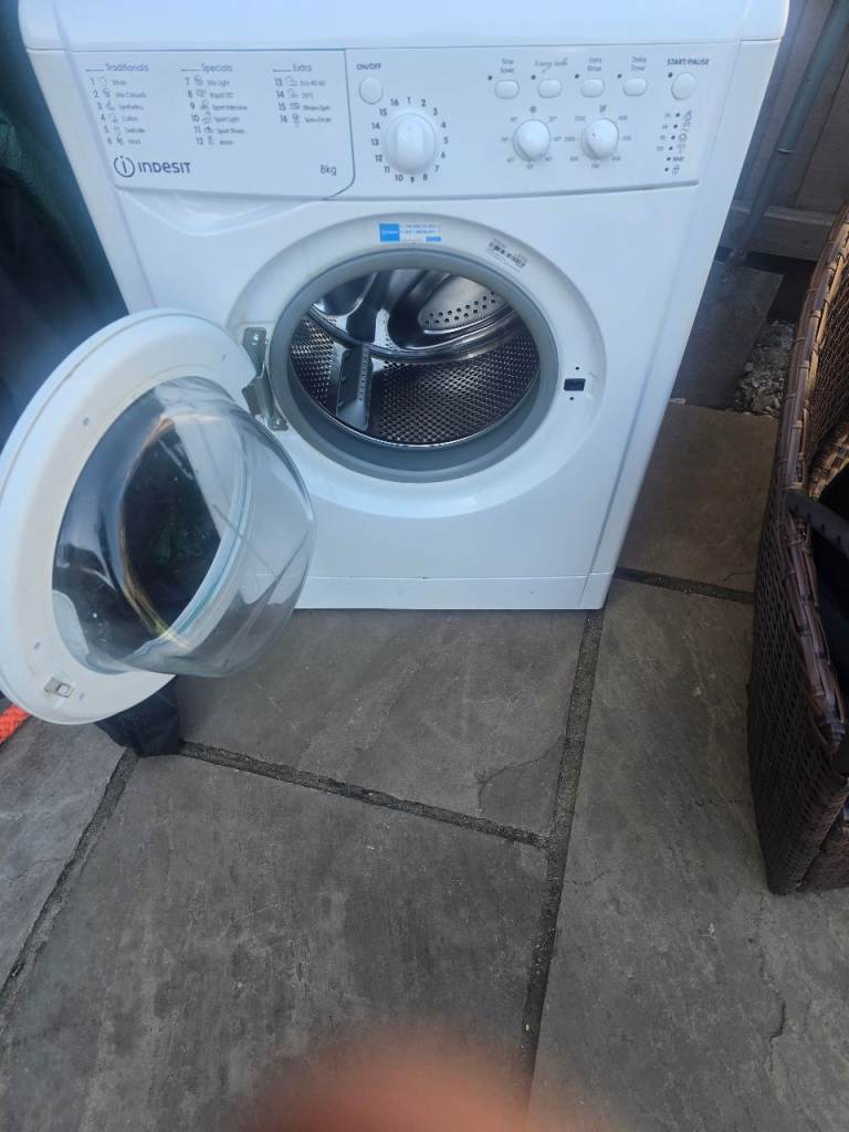 8kg Indesit washing machine working order nice and clean comes with water pipe can deliver 