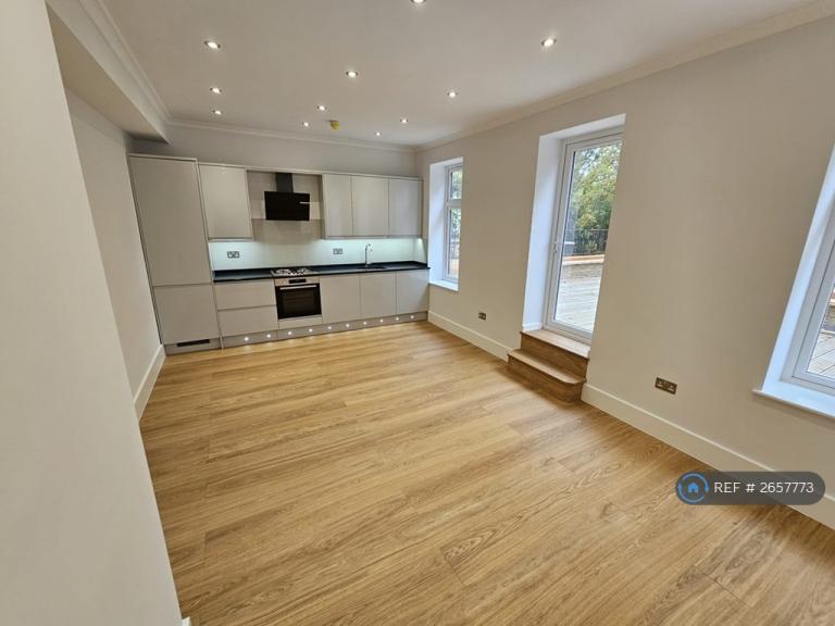 image for 3 bedroom flat in Chatsworth Road, London, NW2 (3 bed) (#2657773)