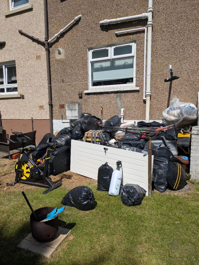 RELIABLE RUBBISH REMOVAL - HOUSE/GARAGE/GARDEN CLEARANCE - BINS EMPTIED - COUCH/MATTRESS UPLIFT
