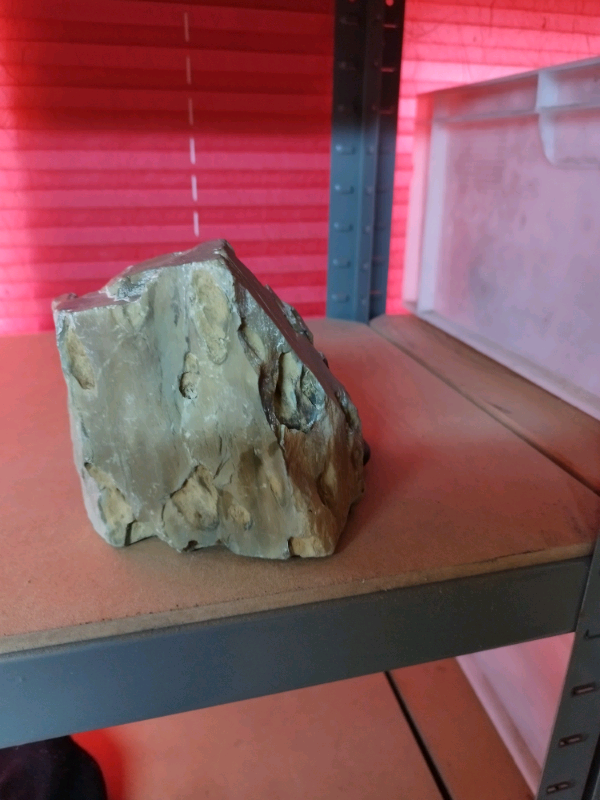 Aquarium rock feature