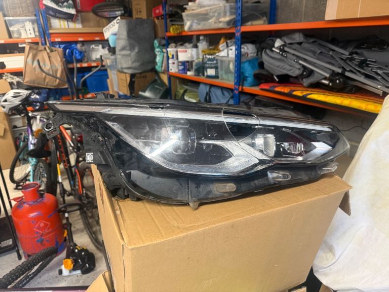 VW golf headlight (R) 