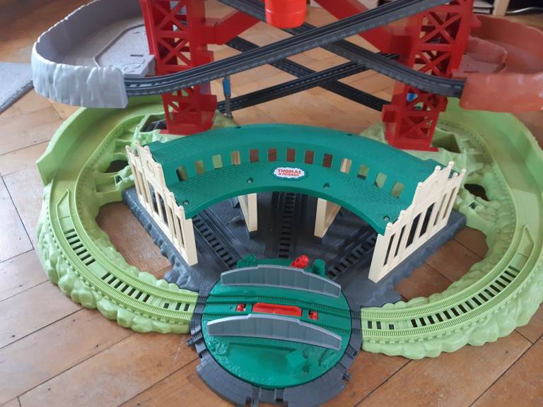 Trains & Cranes Super Tower