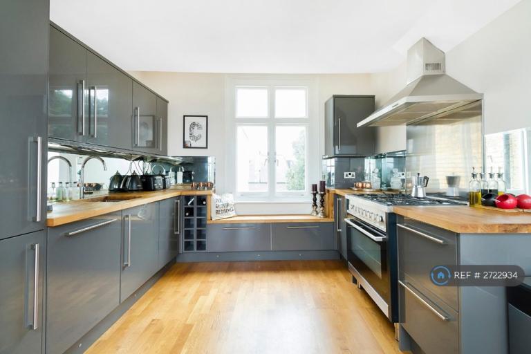 2 bedroom flat in Wandsworth Road, London, SW8 (2 bed) (#2722934)