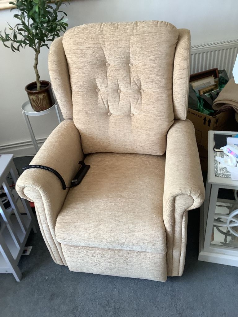 Celebrity Woburn rise and recliner armchair