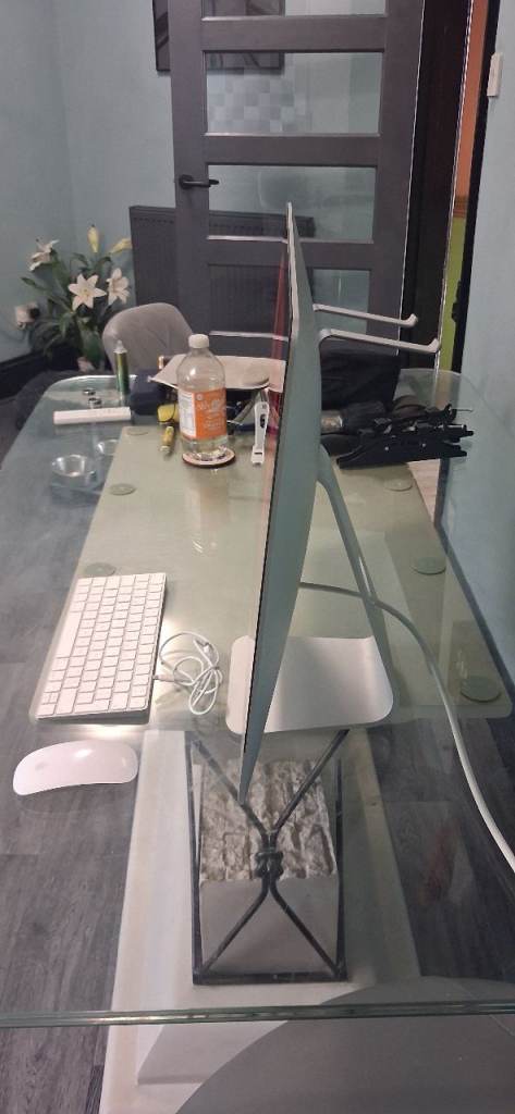 Apple Imac 21.5 4K retina, Apple wireless mouse & Keyboard, cables ...