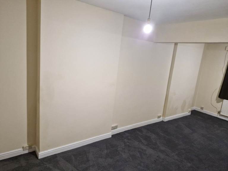 Spacious room in a shared house close to city centre. £460pm incl bills and FREE WIFI