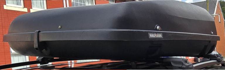 Halfords roof box, 2 keys, gas struts, roof rails fixings. very good condition 