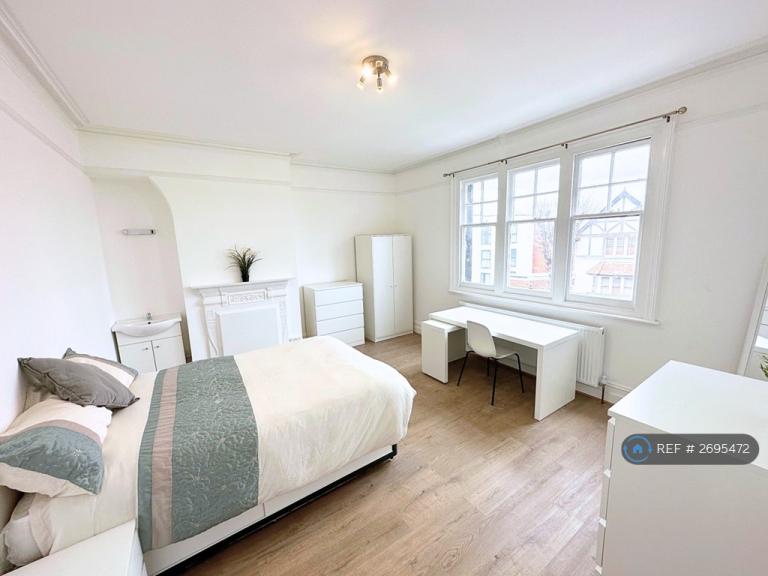 1 bedroom in Cranes Park Avenue, Surbiton, KT5 (#2695472)
