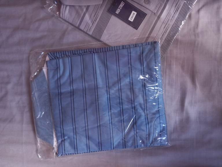 2 MEN'S SIZE LARGE SHORT SLEEVED SHIRTS 