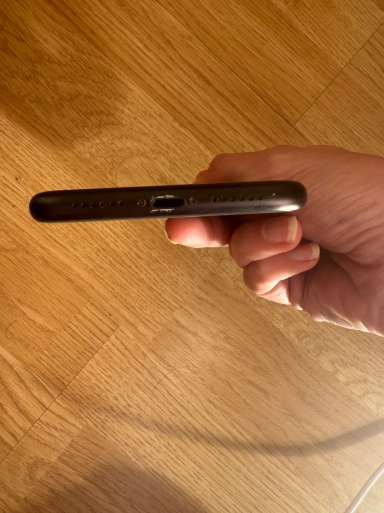 VGC GENUINE APPLE IPHONE XR 64GB + x2 CASETIFY CASES AND APPLE ACCESSORIES