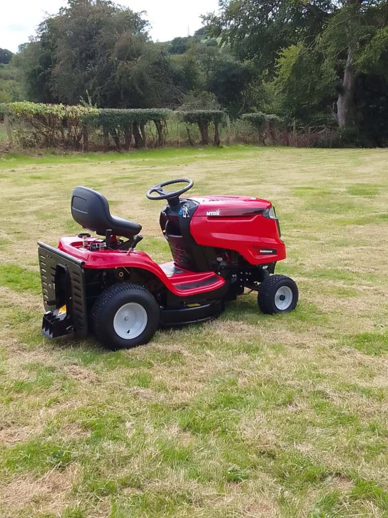 MTD Smart RC 125 Ride-On Lawn Mower with Grass Collector – Excellent condition