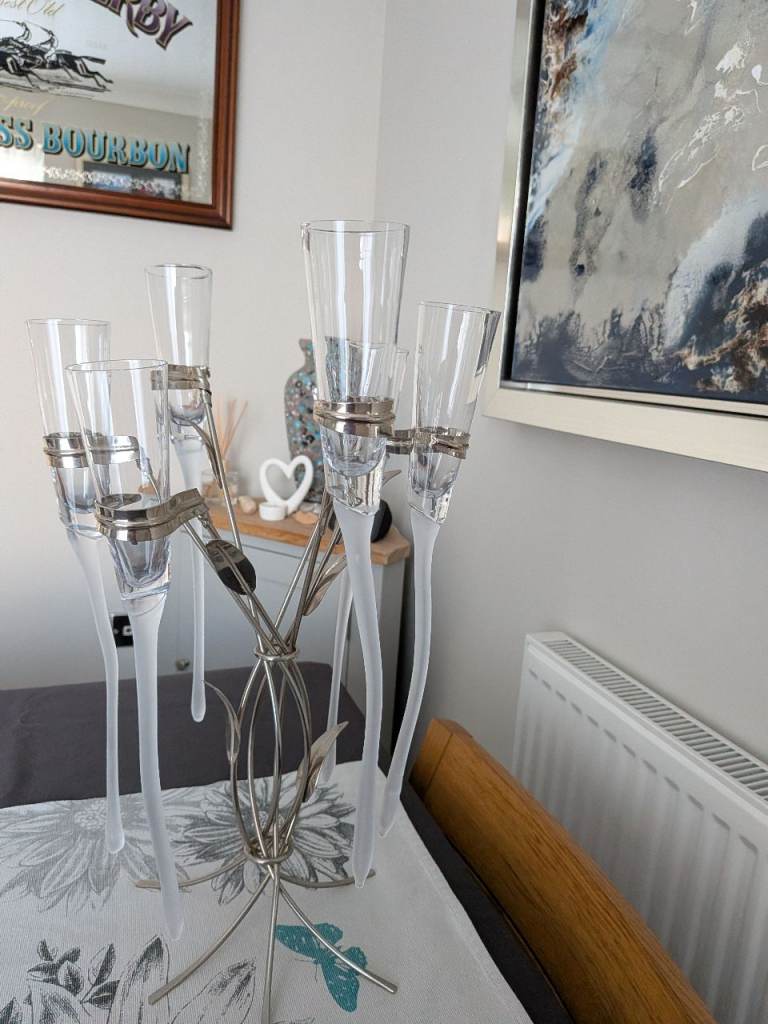 Beautiful Champagne Flute Holder & 6 Flutes 
