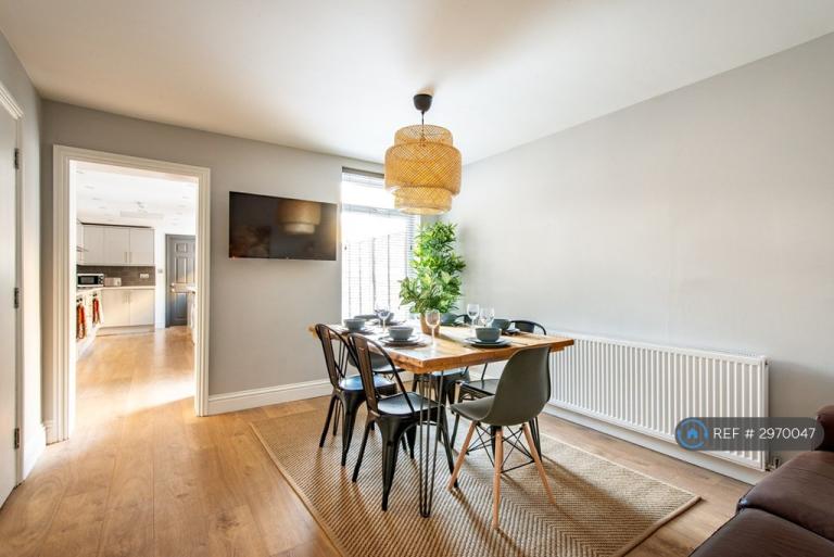 6 bedroom house in Chalkwell Road, Sittingbourne, ME10 (6 bed) (#2970047)