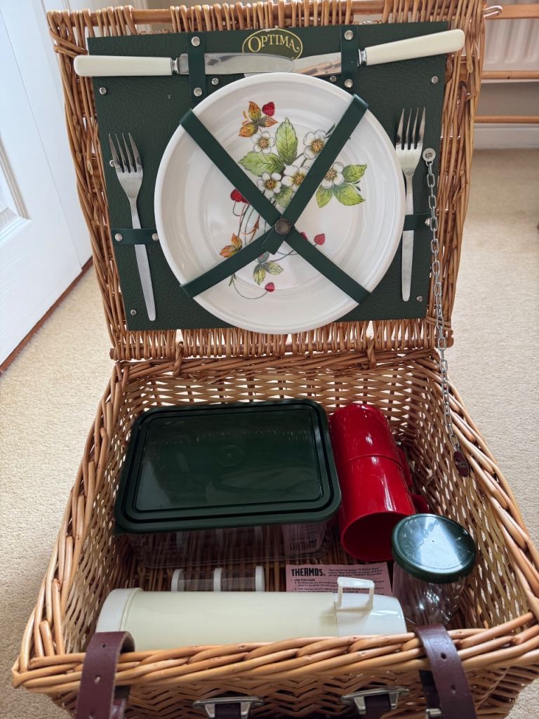 Optima Picnic Basket Hamper Set  14 items - Brsnd New 