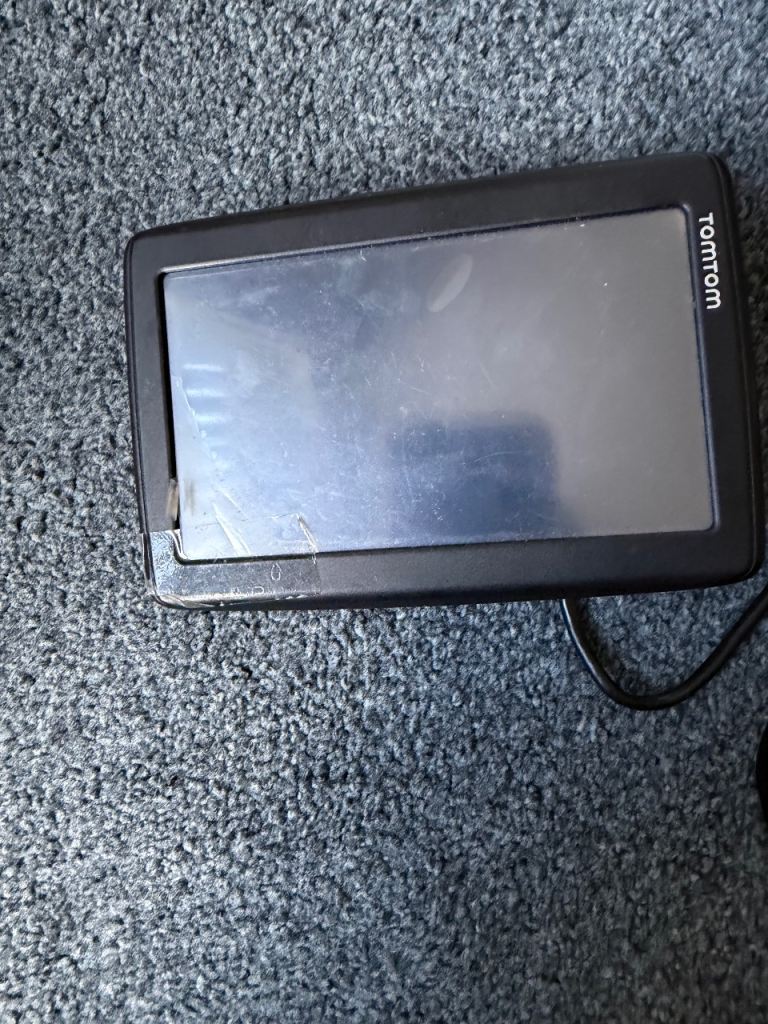 TomTom GPS Sat Nav with Mount and USB Cable