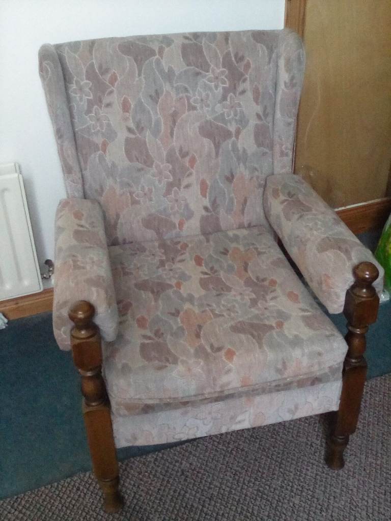 COMFORTABLE HIGH BACK CHAIR 