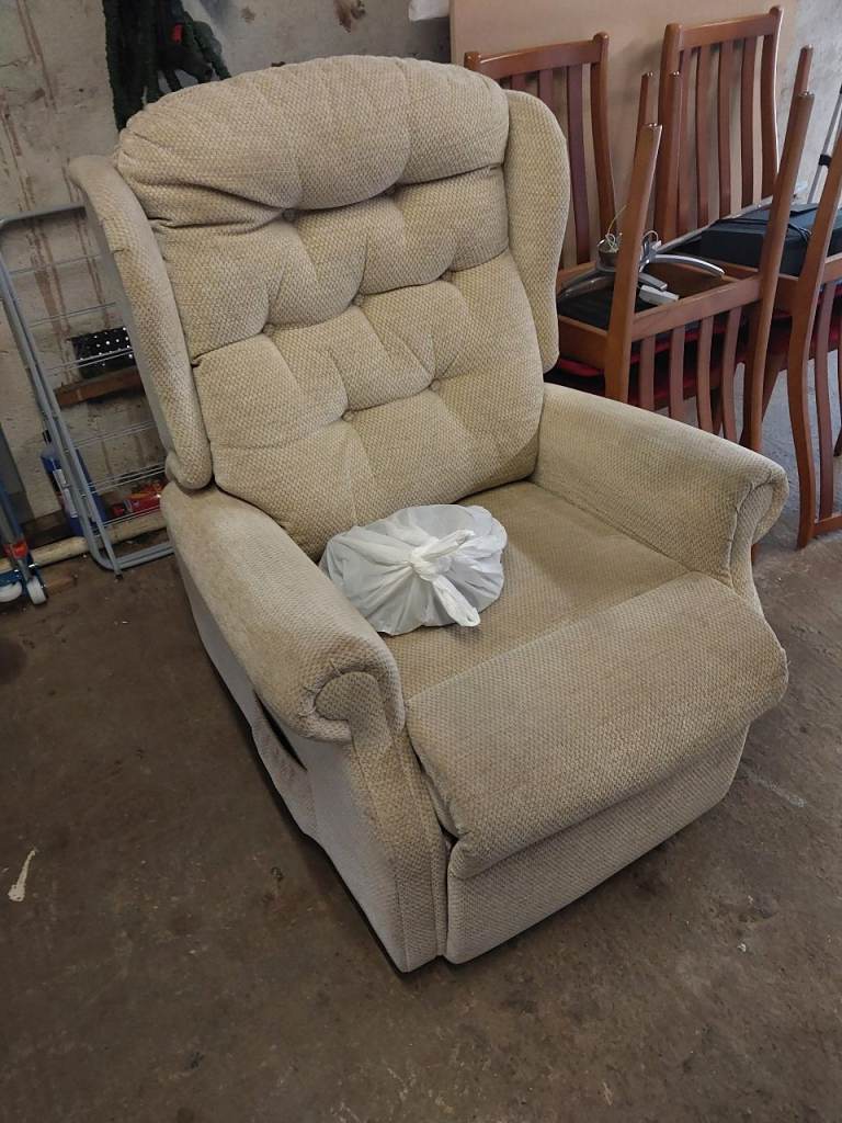 Electric mobility chair 