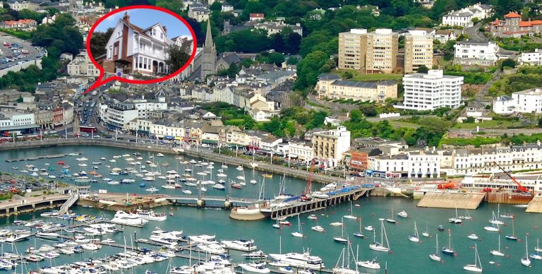 100m from Torquay Harbor and Town Cenre