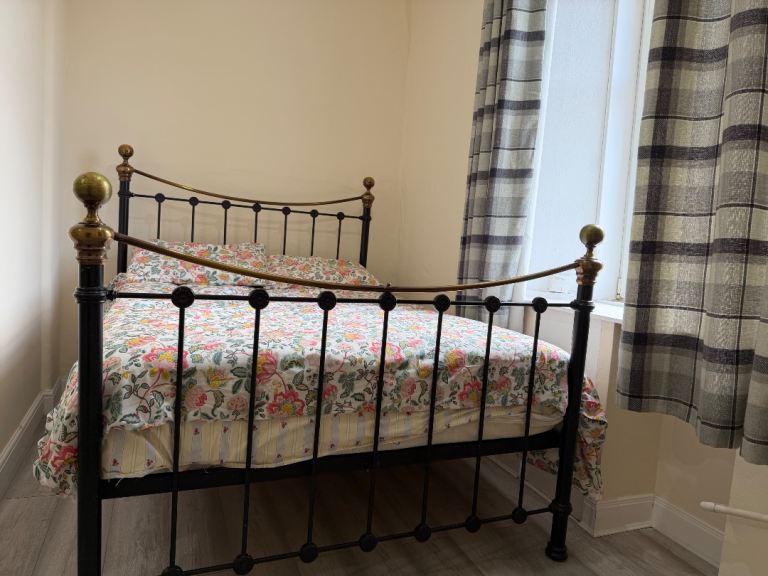Beautiful Fully Furnished one  Bedroom Flat near the Paisley City Centre — Available Immediately