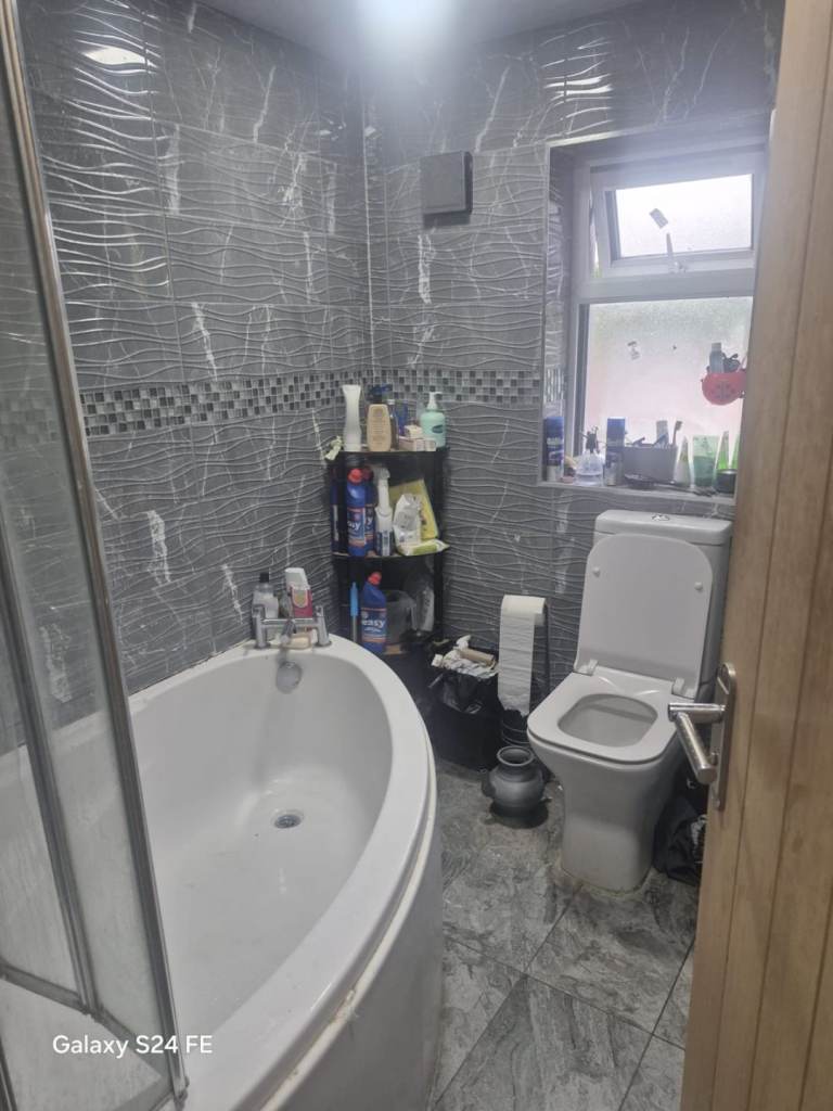 Hiy guys i got single room available in TW5 9ST  for female only 