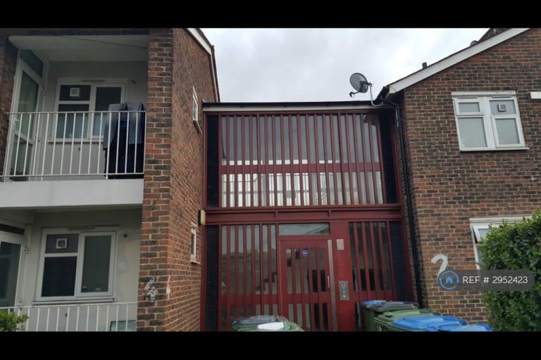 1 bedroom flat in Eynsham Drive, London, SE2 (1 bed) (#2952423)