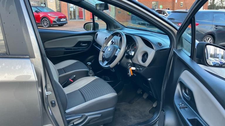 2017 Toyota Yaris 1.33 VVT-i Design 5dr Petrol Hatchback Hatchback Petrol Manual