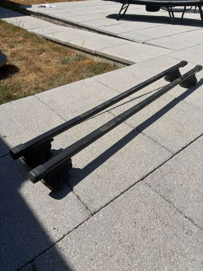 Thule roof bars (for raised roof rails)