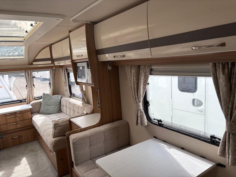 LUNAR CLUBMAN ES - 3 BERTH CARAVAN WITH END WASHROOM + MOTORMOVER