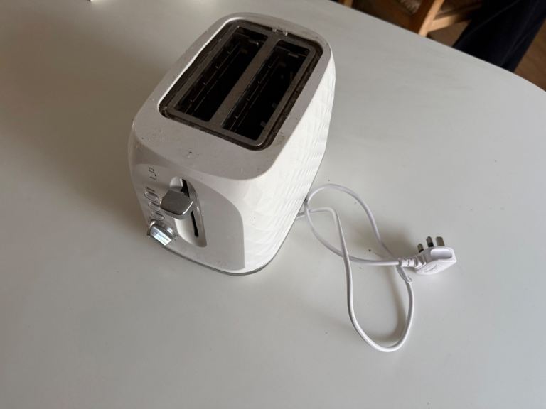 George Home GTT101W-19 White Toaster – Fair Condition
