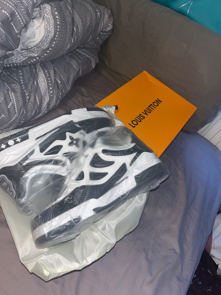 Louis Vuitton skates size 9 black/white