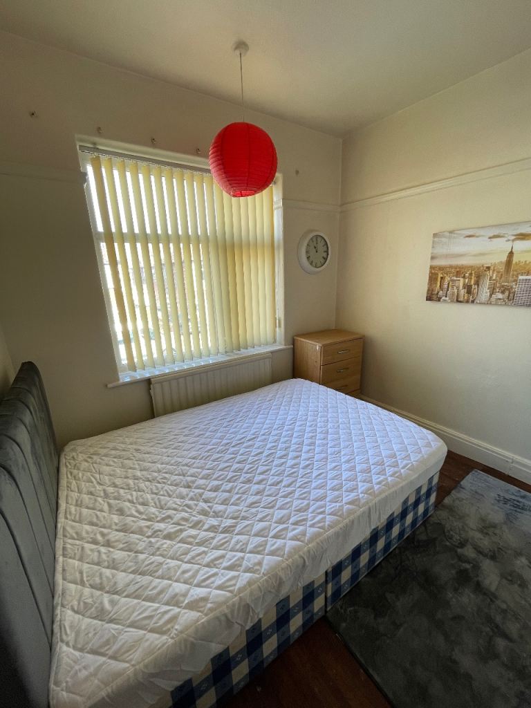 Excellent double room, Includes all bills, High speed internet, trams to city centre 8 minutes.