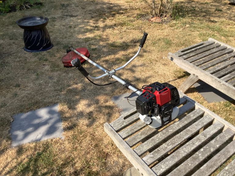 Petrol strimmer